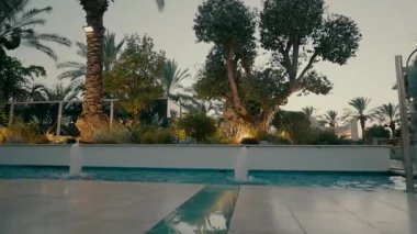 Akşamları bahçede güzel çeşmeler var. Yüksek kaliteli FullHD görüntüler