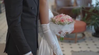 Gelin ve damat otel lobisinde yan yana duruyorlar. Yüksek kaliteli FullHD görüntüler