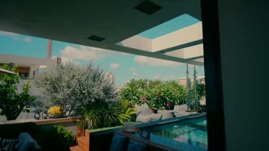 Evin bahçesinden bitki örtüsü ve yüzme havuzuyla çıkın. Yüksek kaliteli FullHD görüntüler