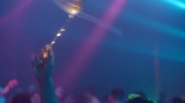 Bir partide karanlıkta parlayan bir çubuk hakkında bir film. Yüksek kaliteli FullHD görüntüler