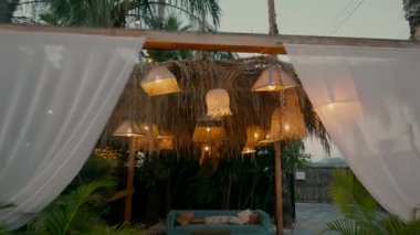 Pergola, örülmüş aydınlatma armatürleriyle doğal bir şekilde tasarlanmıştır. Yüksek kaliteli FullHD görüntüler