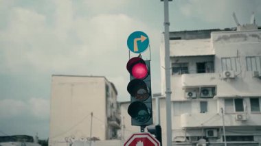 Trafik ışığı önce kırmızıdan sarıya, sonra yeşile, sonra da sağ oka dönüşür. Yüksek kaliteli FullHD görüntüler