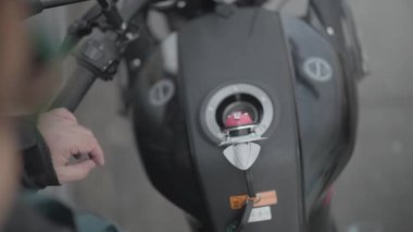 Motosiklet kilidinden anahtar çıkarmak. Yüksek kaliteli FullHD görüntüler