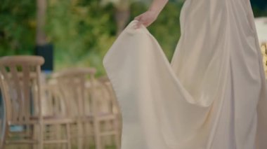 Bir gelin, bir chuppah 'ın arka planında dönüyor. Yüksek kaliteli FullHD görüntüler