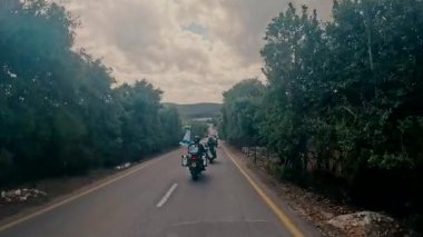 Motosikletliler İsrail bayraklarıyla şehir dışındaki bir yolda gidiyorlar. Yüksek kaliteli FullHD görüntüler
