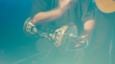 Sahnede bir adam darbuka çalıyor. Yüksek kaliteli FullHD görüntüler