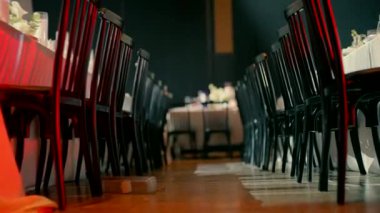 Etkinlik salonundaki yemek masalarında sandalyelerin altından çekilen video görüntüleri. Yüksek kaliteli FullHD görüntüler