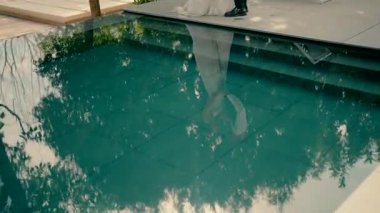 Gelin ve damat havuzda suyun yansımasında. Yüksek kaliteli FullHD görüntüler