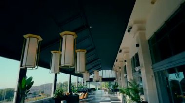 Modern çatı salonu, şık dekorları ve tepeleri var. Yüksek kaliteli FullHD görüntüler