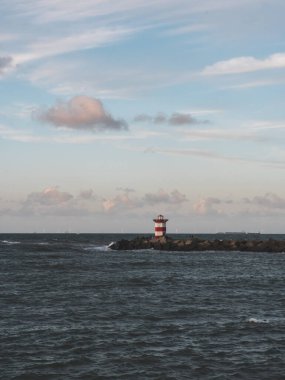 Lahey sahilinde yalnız kırmızı deniz feneri