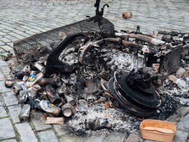 Yeni yıl kutlamalarından sonra Lahey 'de yanan çöp arabası ve tekerlek arabası