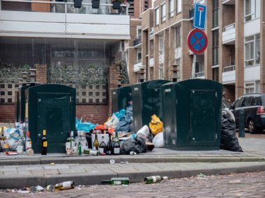 Lahey, Hollanda - 1 Ocak 2023: Yeni yıl kutlamaları sonrasında Lahey 'de çöp ve atık