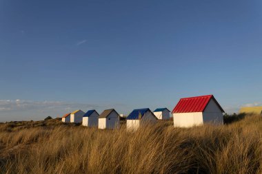 Gouville sur Mer, Manche, Normandiya, Fransa 'daki sahil kulübeleri