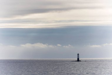 Cotentin yarımadasındaki Senequet deniz fenerinin üzerinde gün batımı, Manche, Fransa
