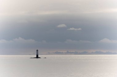 Cotentin yarımadasındaki Senequet deniz fenerinin üzerinde gün batımı, Manche, Fransa