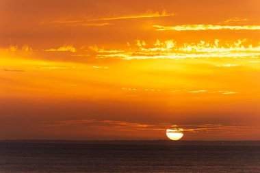 Cotentin yarımadasındaki Senequet deniz fenerinin üzerinde gün batımı, Manche, Fransa