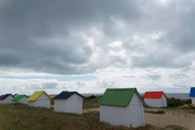 Gouville sur Mer, Manche, Normandiya 'daki sahil kulübeleri ve deniz kıyıları
