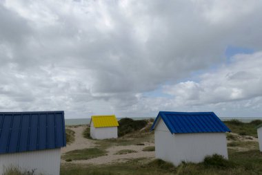 Gouville sur Mer, Manche, Normandiya 'daki sahil kulübeleri ve deniz kıyıları