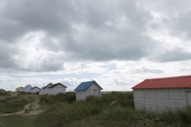 Gouville sur Mer, Manche, Normandiya 'daki sahil kulübeleri ve deniz kıyıları