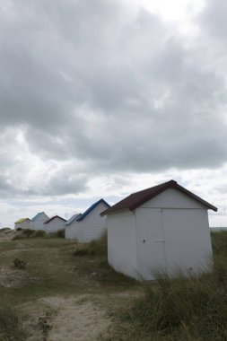 Gouville sur Mer, Manche, Normandiya 'daki sahil kulübeleri ve deniz kıyıları