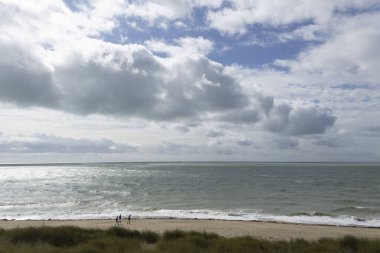 Gouville sur Mer, Manche, Normandiya 'daki sahil kulübeleri ve deniz kıyıları