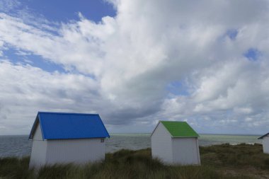 Gouville sur Mer, Manche, Normandiya 'daki sahil kulübeleri ve deniz kıyıları