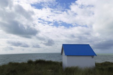 Gouville sur Mer, Manche, Normandiya 'daki sahil kulübeleri ve deniz kıyıları