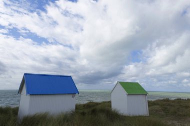 Gouville sur Mer, Manche, Normandiya 'daki sahil kulübeleri ve deniz kıyıları