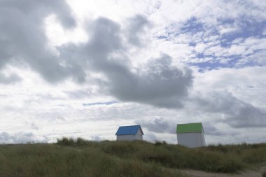 Gouville sur Mer, Manche, Normandiya 'daki sahil kulübeleri ve deniz kıyıları