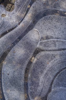 Kışın donmuş su birikintisi üzerinde buz