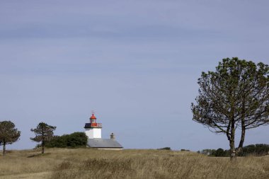 İkonik bir manzara ve deniz manzarası: Agon coutainville, Normandiya, Fransa ve deniz feneri