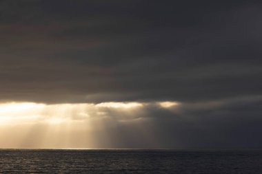 Snequet deniz fenerinde ya da Cotentin yarımadasında, Manche, Fransa 'da Kanal' da gün batımı