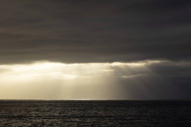 Snequet deniz fenerinde ya da Cotentin yarımadasında, Manche, Fransa 'da Kanal' da gün batımı