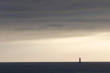 Snequet deniz fenerinde ya da Cotentin yarımadasında, Manche, Fransa 'da Kanal' da gün batımı