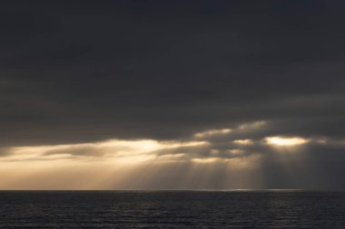 Snequet deniz fenerinde ya da Cotentin yarımadasında, Manche, Fransa 'da Kanal' da gün batımı