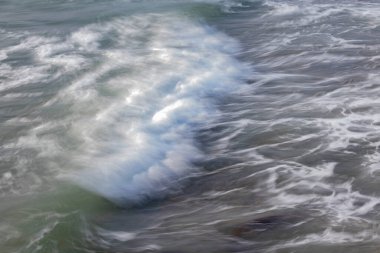 Normandiya, Fransa 'da, Kanal sahilinde düşük fotoğraf hızıyla dalgaların yakın plan çekimi.