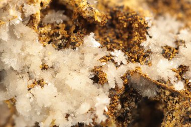 Laurion, Kamariza bölgesinden yarı saydam hemimorphite gülleri