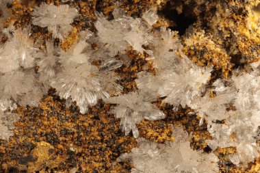 Laurion, Kamariza bölgesinden yarı saydam hemimorphite gülleri