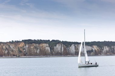 Manzaralar ve Tebeşir uçurumları Fransa 'nın Kanal kıyısı boyunca, Normandiya