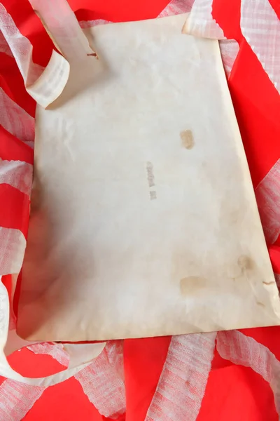 Metin, kırmızı ve beyaz bayrak benzeri arkaplan için alanı olan eski bir kağıt döküman