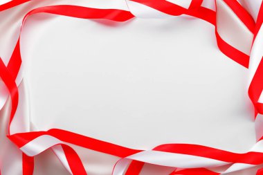 kırmızı ve beyaz çift renkli kumaş desenli beyaz arkaplan, dalgalı dekoratif kurdele, mesaj veya metin için merkezde boşluk, kavramsal duvar kağıdı