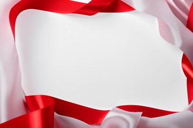 kırmızı ve beyaz çift renkli kumaş desenli beyaz arkaplan, dalgalı dekoratif kurdele, mesaj veya metin için merkezde boşluk, kavramsal duvar kağıdı