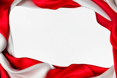 kırmızı ve beyaz çift renkli kumaş desenli beyaz arkaplan, dalgalı dekoratif kurdele, mesaj veya metin için merkezde boşluk, kavramsal duvar kağıdı
