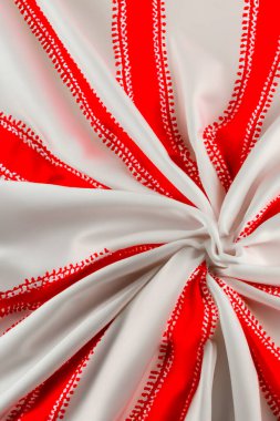Kırmızı ve beyaz bayrak benzeri arkaplan, hareketli doku ve ipek benzeri malzeme, metin için boşluk.