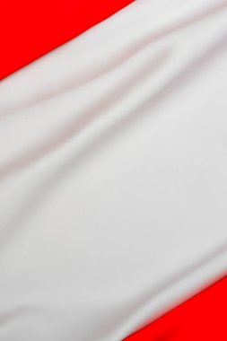 Kırmızı ve beyaz bayrak benzeri arkaplan, hareketli doku ve ipek benzeri malzeme, metin için boşluk.
