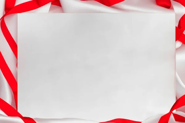 kırmızı ve beyaz çift renkli kumaş desenli beyaz arkaplan, dalgalı dekoratif kurdele, mesaj veya metin için merkezde boşluk, kavramsal duvar kağıdı