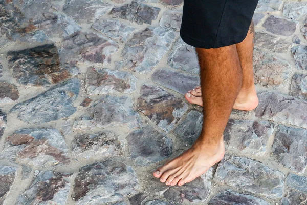 Męskie Stopy Czarnych Sandałach Stojące Kamiennej Podłodze Zamknij Góry — Zdjęcie stockowe