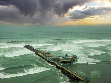 Akşamları fırtınalı deniz manzarası
