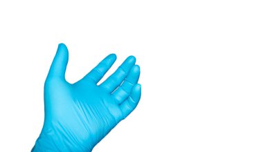 Beyaz arka plan üzerinde izole mavi lateks eldiven el