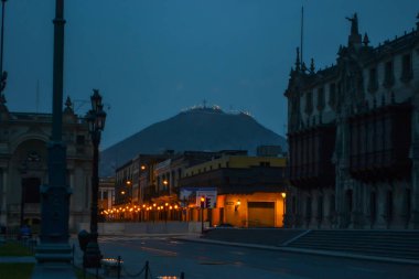 quito, ecuador - Kasım 26, 2019: Eski binanın tarihi manzarası, quito, ekvador